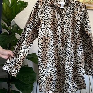 Chico’s No Iron Animal Print Shirt Long Sleeve, Chico Size 00 fits small to med.